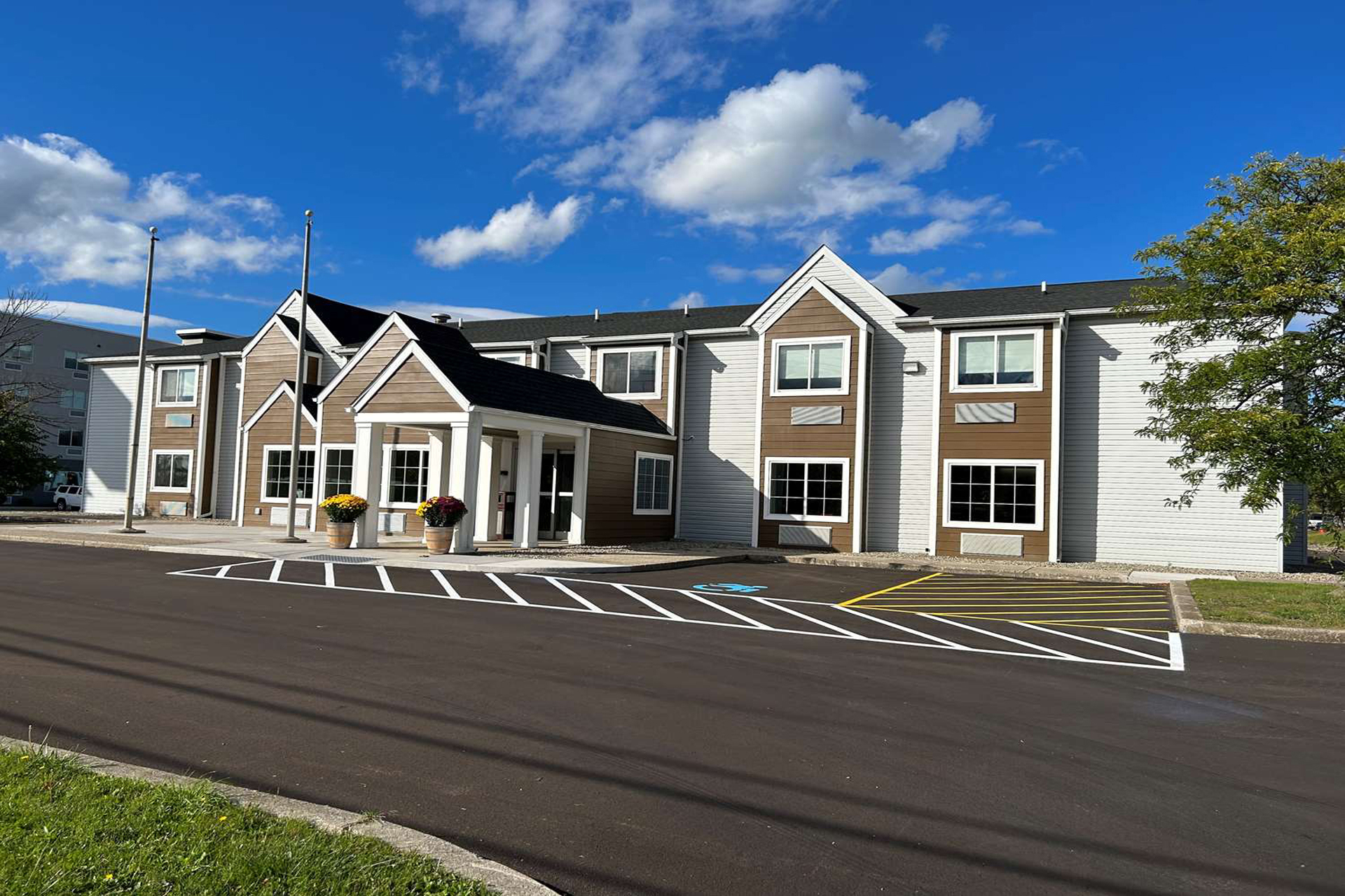 B/W Buffalo Inn & Suites Hotel Exterior - Welcoming Accommodation